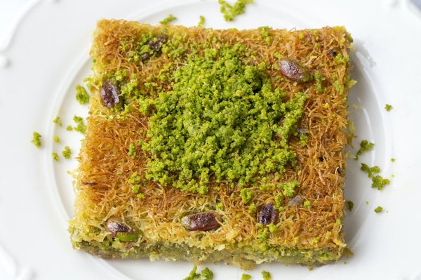 Qual è il segreto per farcire una piadina romagnola con squacquerone e rucola?