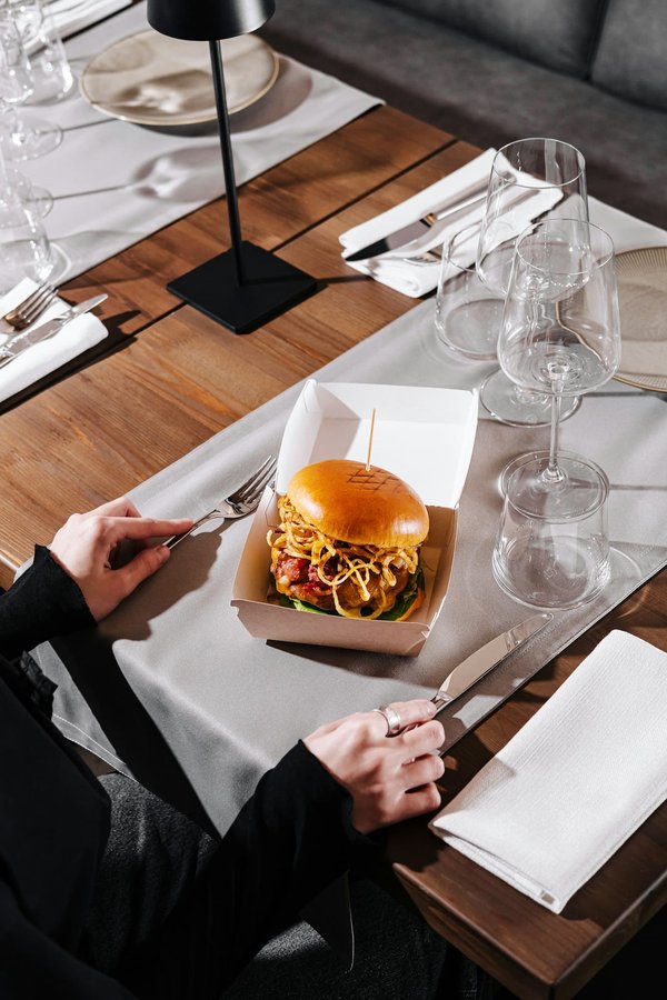 Come padroneggiare l'arte di abbinare una mantella con abiti formali durante l'autunno?